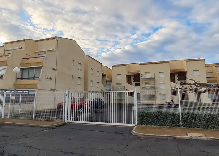 Appartement 2 Pièces Avec Piscine, Parking, Proche Commerces - - Fr-1-387-188 *